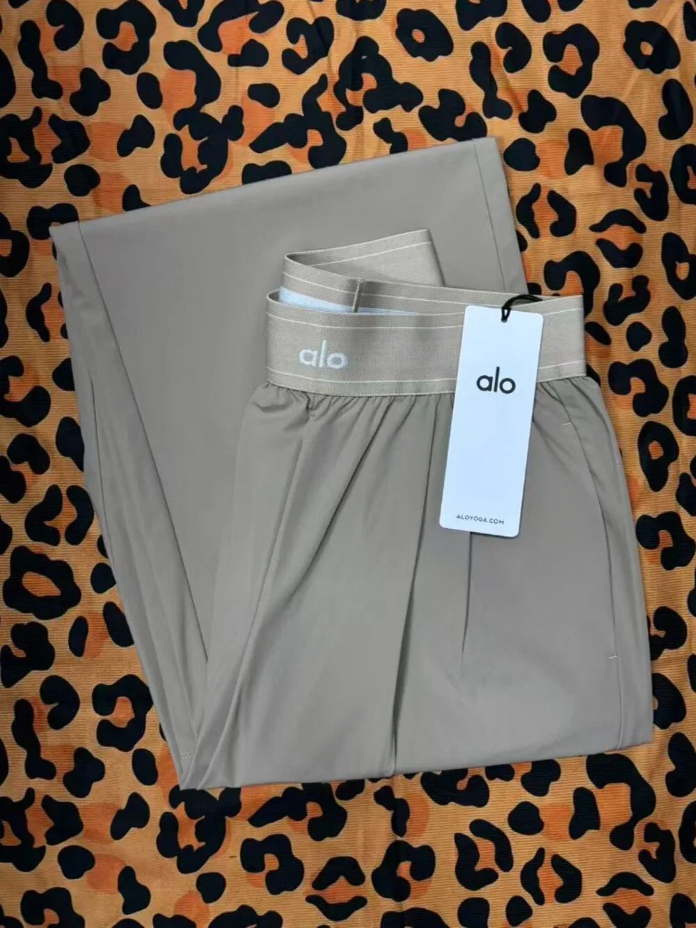 👑Alo Yoga Suit Up Trouser Gravel Color Regular 30-inch Inner Seam Length 🌟 - Picture 5 of 9